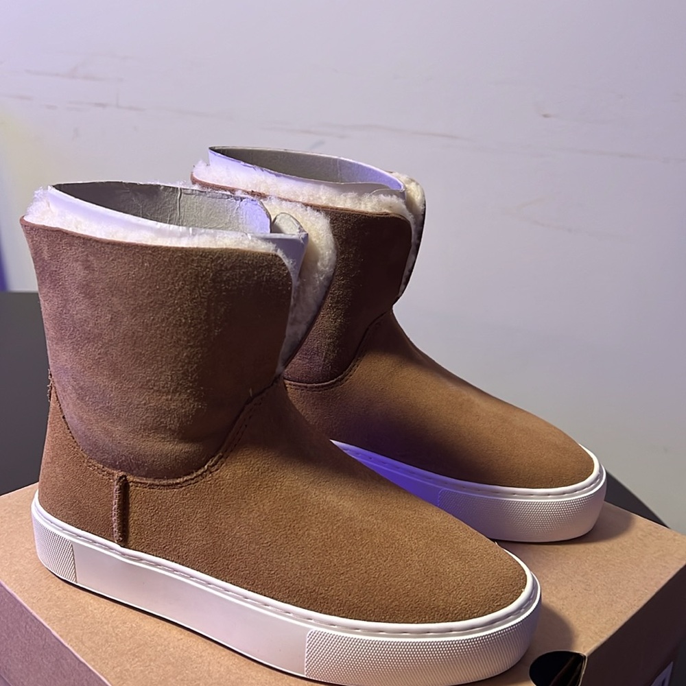 UGG Women's Lynus Sneaker Size 5 - Picture 2 of 7
